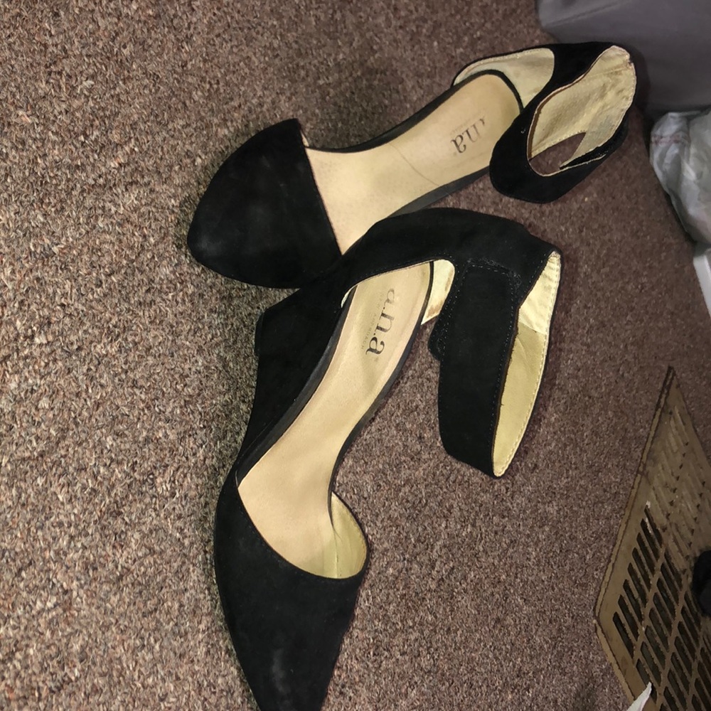 Black wedges